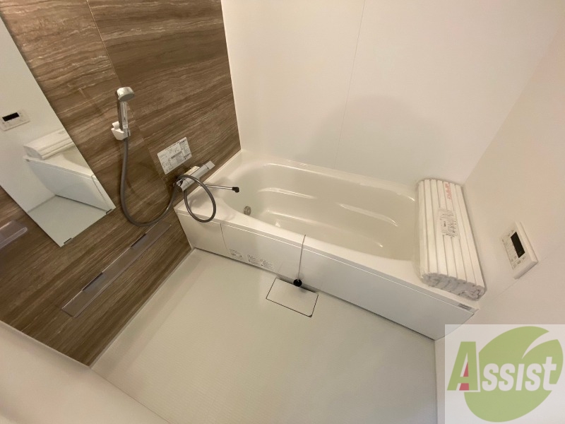 バス・シャワールーム　お風呂です。広々したバスでゆっくりくつろげます。