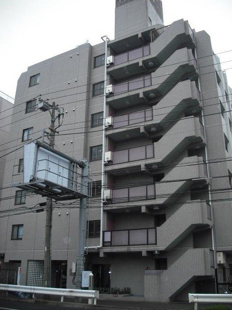 建物外観　オートロックでタイル貼り