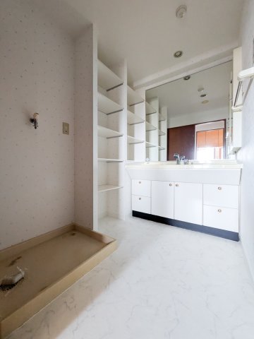 トイレ　落ち着いた色調のトイレです