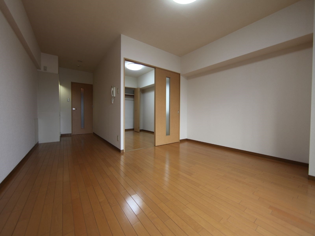 居室・リビング　ＬＤＫ12帖　洋室4帖　つなげても仕切っても使えます