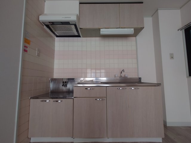 キッチン　同物件別号室の写真です。