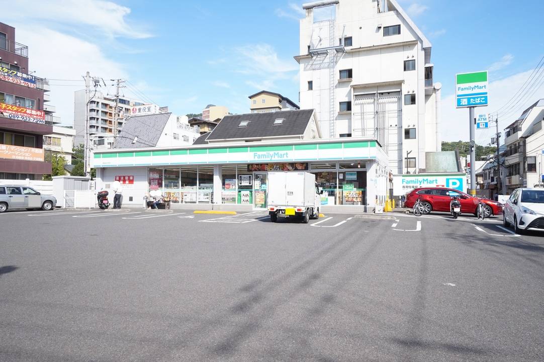 コンビニ　ファミリーマート道後湯之町店（コンビニ）まで400m
