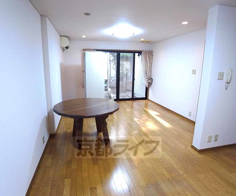 居室・リビング　広々としたリビング