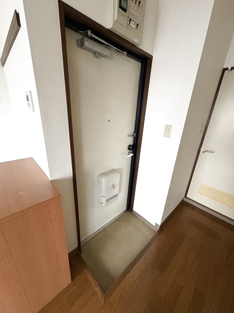 玄関　内見・ご案内出来ます。ご一報下さい。