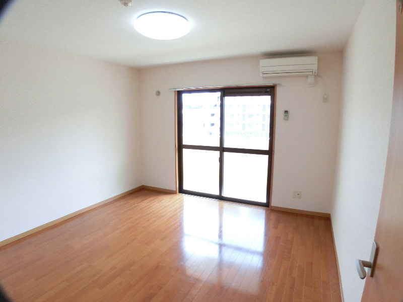 居室・リビング　8.1帖洋室　南向きです。