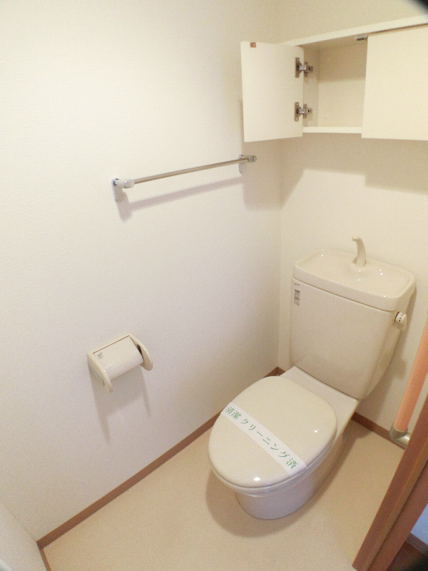 トイレ　トイレには便利な戸棚付