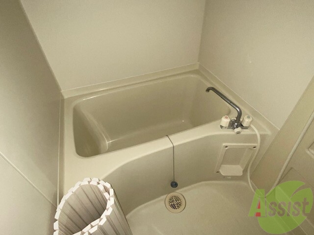 バス・シャワールーム　バスルームは狭すぎず、シャワーも浴びやすそうです。