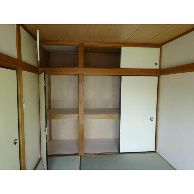 収納　和室を洋室にリフォーム中。