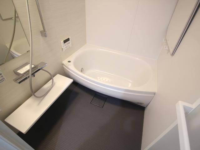 バス・シャワールーム　※モデル写真・床：ベージュ／建具：ホワイト