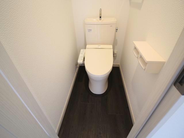 トイレ　※モデル写真・床：ベージュ／建具：ホワイト