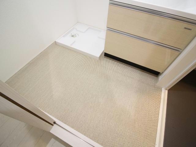 洗面設備　※モデル写真・床：ベージュ／建具：ホワイト