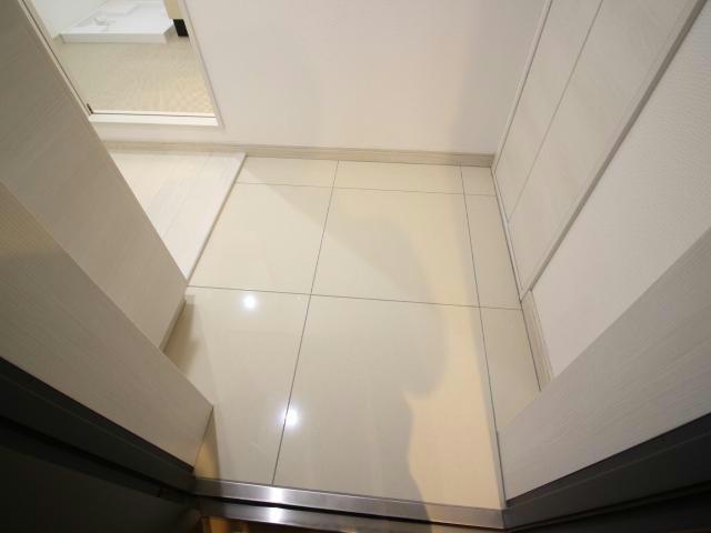 玄関　※モデル写真・床：ベージュ／建具：ホワイト
