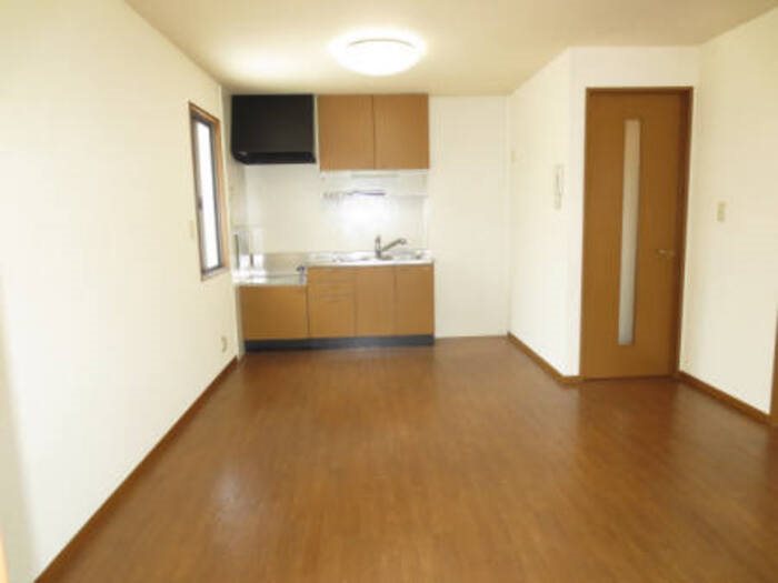 居室・リビング　リビングには小窓があり換気もし易いですね