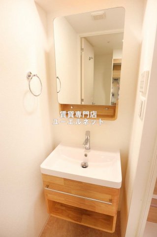 洗面設備　清潔感ある独立洗面台で毎日気持ちよく♪