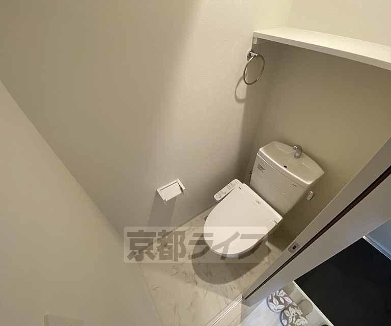 トイレ　収納棚を備えたトイレです。