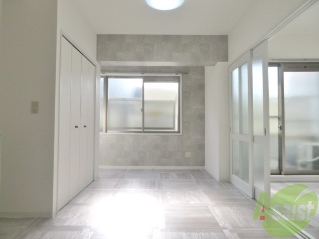 居室・リビング　リビングはこんな感じです。窓が大きくてよく陽が入ってきます。