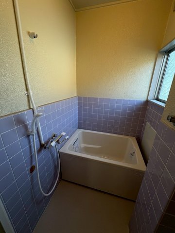 バス・シャワールーム　浴槽新規交換済みです！