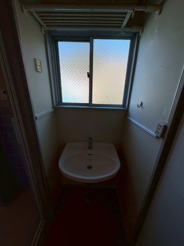 洗面設備　窓付きなので湿気がこもりにくいです。