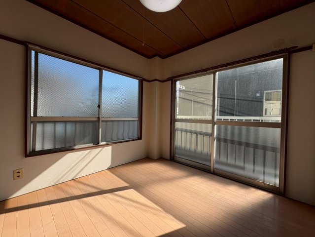 居室・リビング　2面採光で日当たり良好