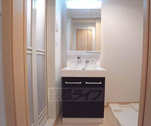 洗面設備　シャンプードレッサ付の独立洗面台です。