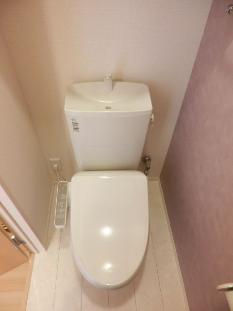 トイレ　温水洗浄機能付きのトイレです。