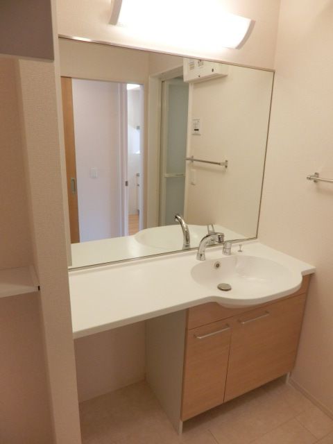 洗面設備　便利な独立洗面台ございます。