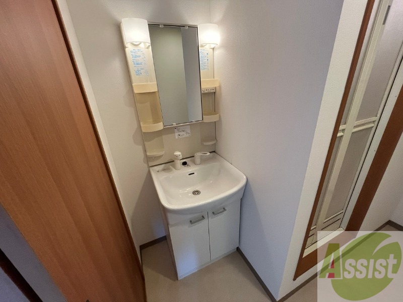 洗面設備　シャンプードレッサー。身支度はここでばっちりですね。