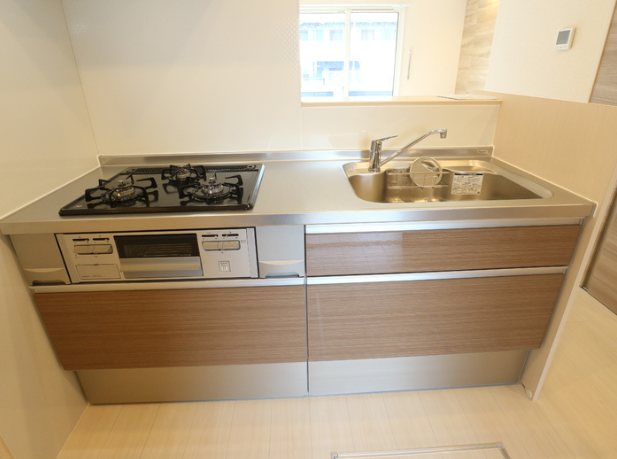 キッチン　3口コンロ＆グリル付システムキッチンです。