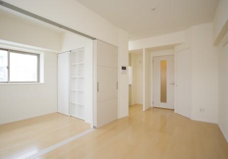 居室・リビング　白を基調とした清潔感のある室内