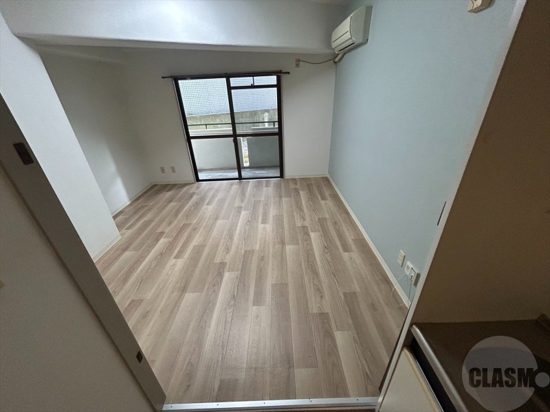 居室・リビング　８帖の洋室