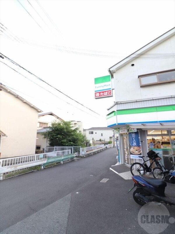 コンビニ　ファミリーマート吹田山手三丁目店（コンビニ）まで133m