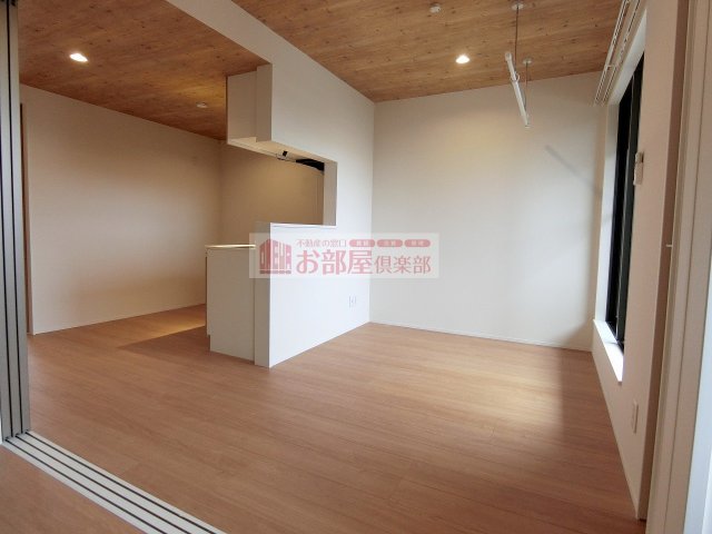 居室・リビング　こちらのリビングで趣味の時間をお楽しみください♪