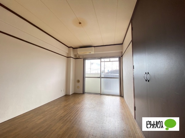 居室・リビング　※別室写真です