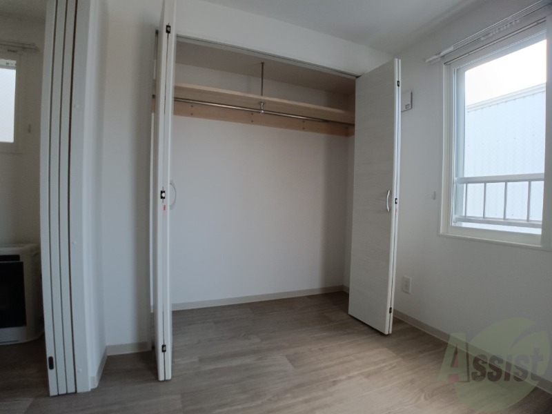 収納　こちらの収納にはハンガーをかけて服もしまえますね。