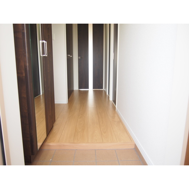 玄関　シューズボックスには嬉しい姿見鏡付き♪