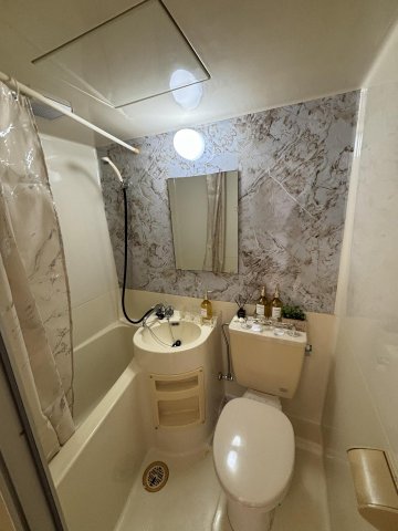 バス・シャワールーム　リモコン付給湯器で快適温度で入浴できます