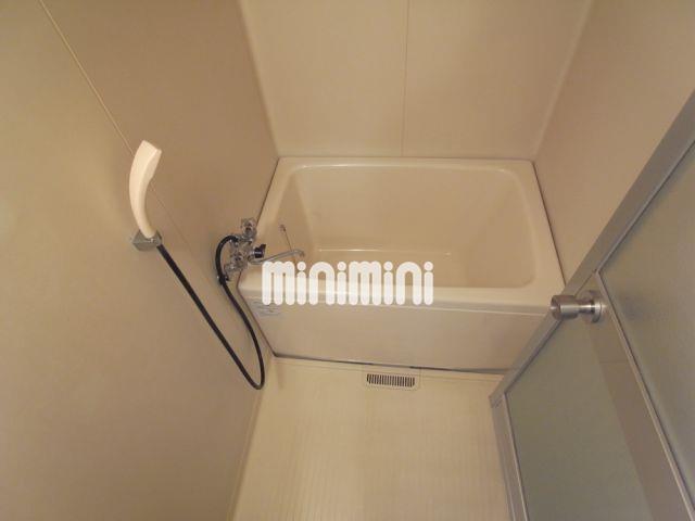 バス・シャワールーム　広めの浴室なのでゆったりくつろぐ事が出来ます。