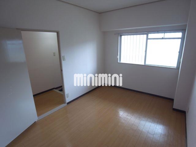 居室・リビング　６帖の洋間です。明るいです。