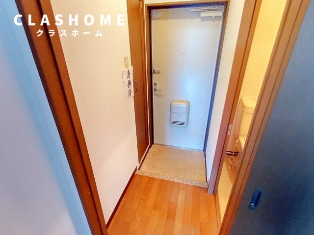 玄関　同物件の別部屋になります。