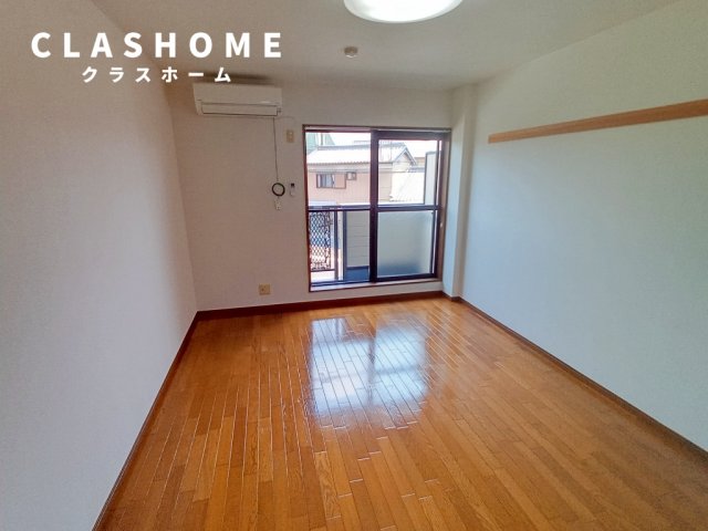 居室・リビング　同物件の別部屋になります。