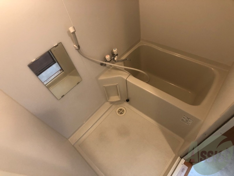 バス・シャワールーム　こちらはお風呂。一日の疲れをここで癒してください。