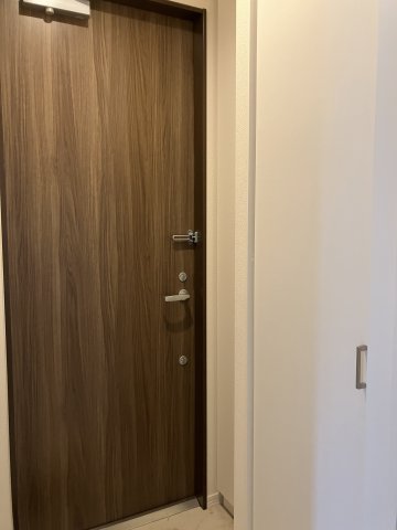 玄関　フラットで使いやすい玄関　※同物件別部屋の参考写真