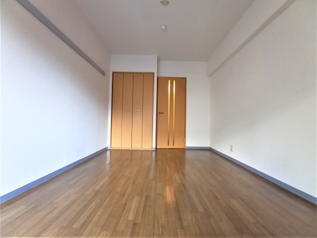 居室・リビング　広々とした洋室のお部屋です。