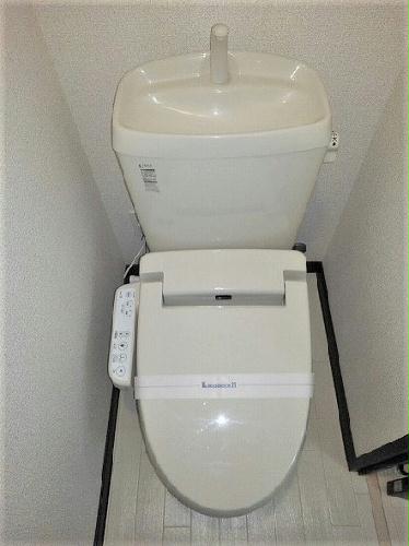 トイレ　温水洗浄便座付きです♪