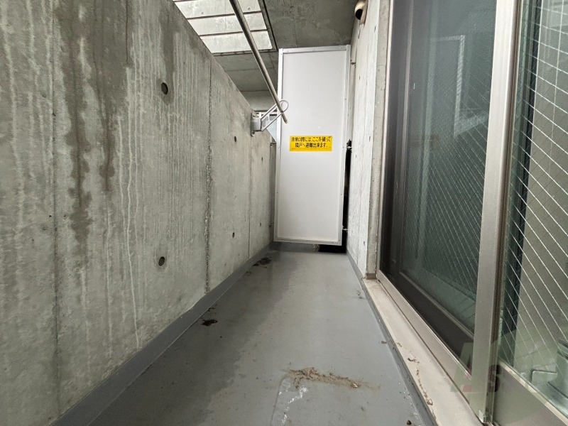 バルコニー　バルコニーは幅があり、広い印象を受けました。