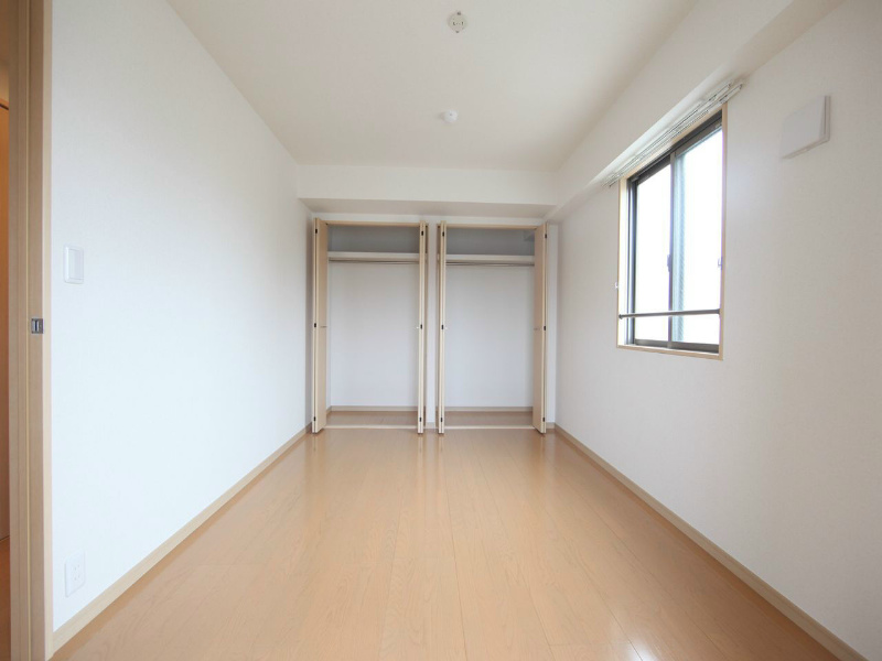その他　洋室7.3帖　クローゼット付（収納充実してます）エアコン付