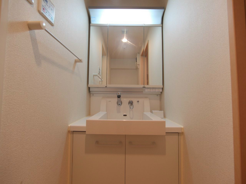 洗面設備　脱衣所　独立洗面台付（シャンプードレッサー付）