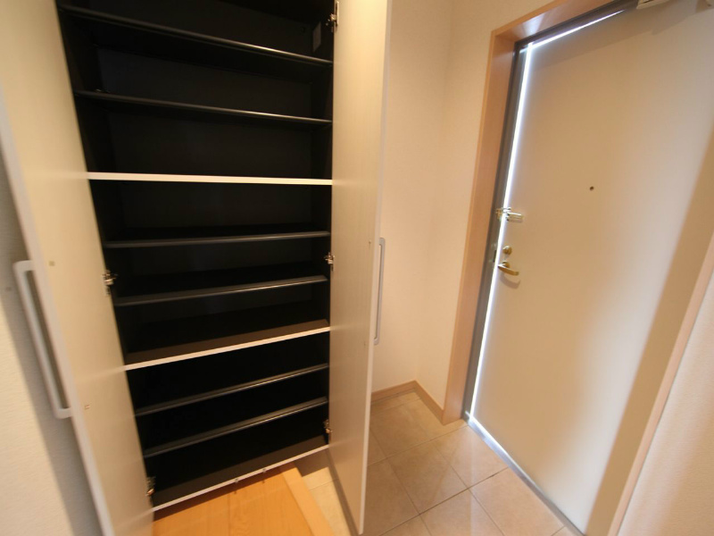 玄関　玄関　シューズボックス付（収納充実してます）