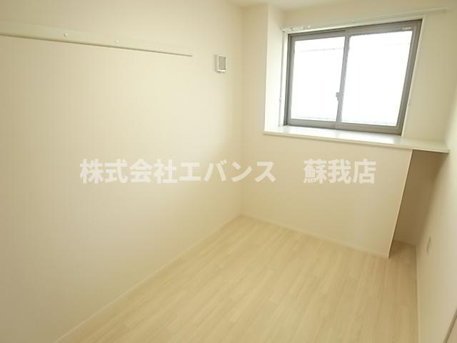 その他部屋・スペース　落ち着いた色調の寝室です