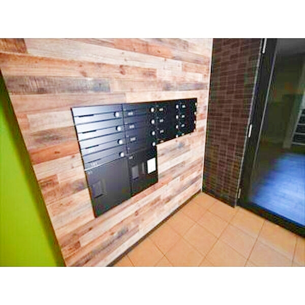 エントランス　不在でも荷物を受け取れる宅配BOXあります♪